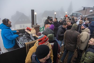 Beim „Rave am Fichtelberg“ Mitte Januar ließen sich die Besucher auch vom neblig-kalten Wetter die gute Stimmung nicht verderben. Am Sonnabend steigt am und auf dem Gipfel die nächste große Open-Air-Party.