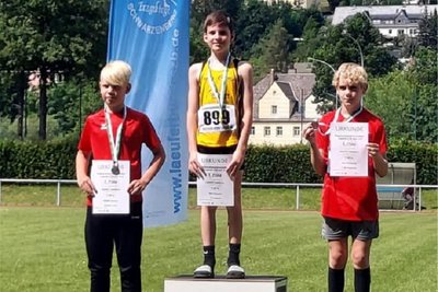 Dreifach-Medailliengewinner Mark Rapoport (Mitte) vom LAV Reichenbach ist ein hoffnungsvolles Talent.