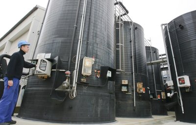 ismut-Mitarbeiter Maximilian Schubert an den großen Tanks