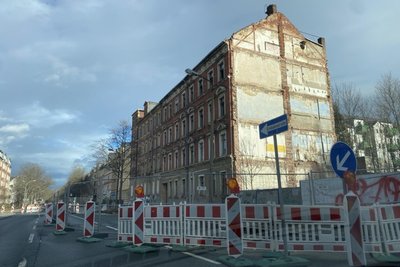 Seit Monaten ein unverändertes Bild: Warnbaken sperren eine Ruine am Zöllnerplatz 19 ab.