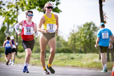 Hier lag Kylie Garreis (r.) noch vor Lena Sonntag, am Ende musste sich die Reichenbacherin ihrer ehemaligen Trainingskollegin geschlagen geben.