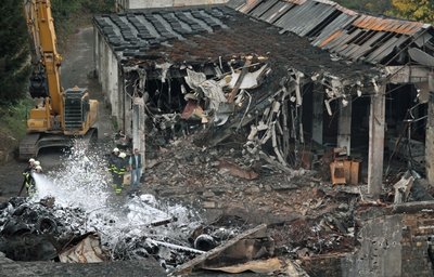 Die Niederschmiedeberger Wehr rückte am Freitag wieder aus, nachdem die Kriminalpolizei sie angefordert hatte. Die Beamten wollten sich Zugang zu einer der Hallen verschaffen, um ihre Ermittlungen mit Spürhunden fortsetzen zu können. Dabei stießen sie auf eines der Glutnester.