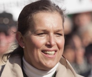 Tatjana Festerling (51) stammt aus Hamburg und tritt unter dem Slogan "Klar zur Wende!" als Pegida-Kandidatin an. Bekannt wurde sie durch ihre Solidarisierung mit der Kölner Demonstration "Hooligans gegen Salafisten" (Hogesa). Im Zuge der Debatte trat sie aus der AfD aus, jetzt ist sie Pegida-Vereinsmitglied. Ihrem Wahlergebnis wird viel Bedeutung über den tatsächlichen Rückhalt der Protestbewegung beigemessen, an deren Demonstrationen einst 25.000 und zuletzt noch 2000 Menschen teilnahmen. Sie sei "nicht ins Dresdner Gemauschel verstrickt", Klüngel hätte mit ihr "keine Chance". Und "Schicksalsfragen" sollten künftig durch Bürgerentscheide geklärt werden. (tz)
