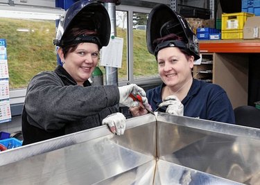 Kathrin Neubert und Doreen Biehle schweißen die Nähte der Edelstahlwannen. Beide Frauen packen die neue Herausforderung. 