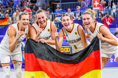Gold für Deutschland: die 3x3-Basketballerinnen Sonja Greinacher, Svenja Brunckhorst, Elisa Mevius und Marie Reichert (von links).