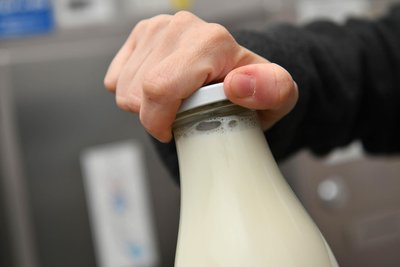 Die Flaschen sollten fast bis zum Rand befüllt werden, dann hält sich die Milch besser.