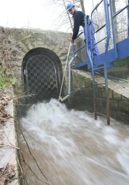 Anlagenfahrer René Theumer nimmt eine Wasserprobe.