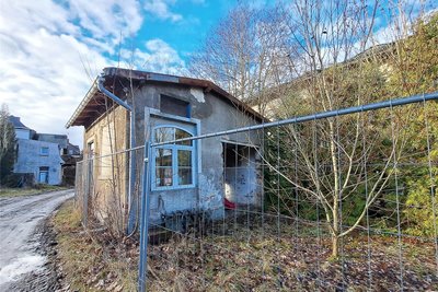 Zur Industriebrache gehören auch mehrere kleine Gebäude, die allesamt verfallen sind.