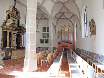 Die Annenkapelle mit dem Altar, der Winterhalter-Orgel und der neuen Bestuhlung. 