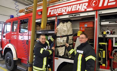 Rene Tischendorf (links), André Landgraf und ihre Kollegen von der Ortsfeuerwehr in Waldenburg erhalten in diesem Jahr einen neuen Sprungretter. 