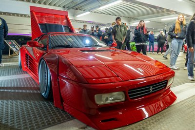 Besondere Schlitten wie dieser sind beim Tuning-Treffen im Parkhaus in Schöneck zu sehen.