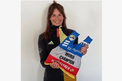 Julia Taubitz mit ihrem Kissen, das mal ein Sporttrikot war.