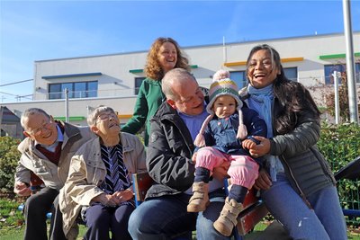 Kita-Leiterin Anne Maria Stahl (hinten) und die Wagners: Joachim und Christine Wagner, ihr Sohn Burkhardt, Töchterchen Matilda und Mutter Zarife Da Silva Nasciminto (v.l.) im Garten der „Villa Kunterbunt" in Freiberg.