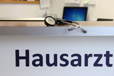 Ein Stethoskop liegt in der Praxis eines Hausarztes.