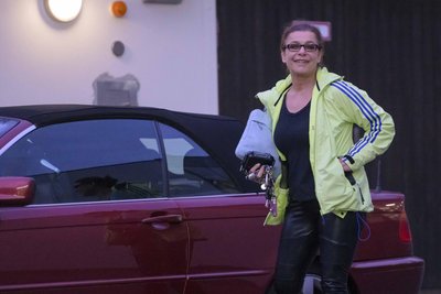 Vor Rosalie, ihrem BMW.