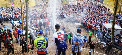 Tausende Zuschauer feierten bereits 2021 die Hard-Enduro-Spezialisten Wade Young, Billy Bolt und Manuel Lettenbichler in Grießbach. 2023 wird der kleine Ort bei Zschopau erneut zur Hochburg der Extremgeländepiloten - im November zum Finale der Weltmeisterschaft.