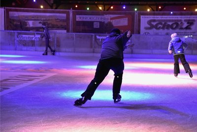 Die Eisbahn in Oelsnitz ist aufgrund Corona-Auflagen nur noch sehr eingeschränkt nutzbar. Das Angebot soll aber bleiben. 
