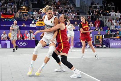 Die deutschen Basketballerinnen um Sonja Greinacher sind Olympiasieger in der 3x3-Variante.