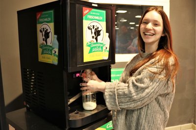 Bei Eröffnung des Regionalmarkts an der B 173 in Oederan im Juni 2023 testete Tanja Döhring die Zapfstelle für Clausnitzer Frischmilch. Milch von der Agragenossenschaft „Bergland“ aus Clausnitz kann man auch im dortigen Hofaden an der B 171 kaufen, sowie im Saydaer Hofladen „Lust auf Land“ an der Dresdner Straße 67.