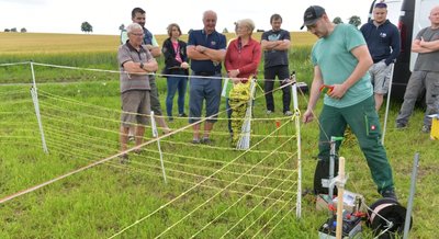Zum Herdenschutzseminar für Tierhalter in Frauenstein erläuterte Enrico Steiner (vorn), welchen Anforderungen Elektrozäune genügen müssen, um Schafe und Ziegen vor Wolfsübergriffen zu schützen. 