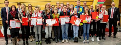 Gemeinsames Siegerfoto: Die Sparkasse hatte traditionell die Besten in den insgesamt acht Wertungskategorien zur Abschlussveranstaltung nach Freiberg eingeladen. 