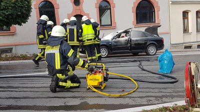 Dieser Audi stand am Dienstagabend gegen 19 Uhr an der Lutherstraße in Flammen, aber die Feuerwehr konnte den Brand schnell löschen. Offenbar ist ein technischer Defekt die Ursache für den Brand im Motorraum gewesen.