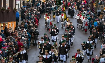 Gibt es wieder einen Besucheransturm auf den Weihnachtsmarkt in Seiffen? Die neuen Corona-Regeln machen zumindest Hoffnung. 
