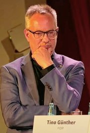 FDP-Politiker Tino Günther spricht von einer versehentlichen Berührung und streitet weitere Vorwürfe ab. 