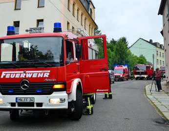 Bei dem Feuer im ehemaligen Kindergarten zwischen Hainichener Straße und Steinweg in Mittweida handelte es sich vermutlich um Brandstiftung. Die Feuerwehr musste zwei Jugendliche aus dem leer stehenden Gebäude retten. Sie wurden mit Verdacht auf Rauchgasvergiftung in ein Krankenhaus gebracht.