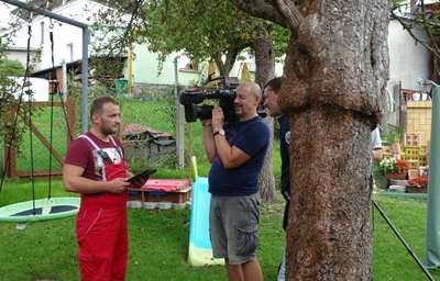 Frederic Schaarschmidt (links) steht dem Team des MDR für die Sendung "Unser Dorf hat Wochenende" in Reumtengrün Rede und Antwort. 