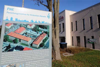 Vor der „Villa Kunterbunt" in Freiberg erinnert eine Tafel daran, dass hier einst das FNE stand.