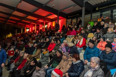 Gemeinsames Singen statt Fußballspiel war am Samstag im Auerbacher Stadion angesagt.