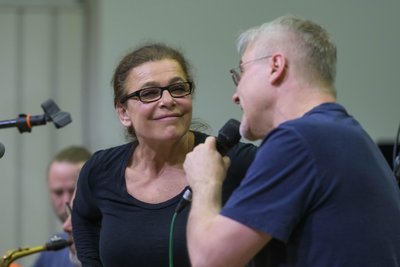Julia Neigel vor einem Auftritt mit dem Sorbischen National-Ensemble und der Uwe-Jahn-Band. Sie spielen Gerhard Gundermann, den singenden Baggerfahrer.