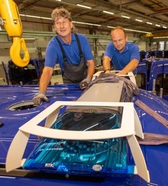 Konstruktionsmechaniker Thomas Zeh (links) und Sven Deeg bringen die Signaltechnik an einem der THW-Transporter an. Für ein Einsatzfahrzeug sind 109 Arbeitsstunden kalkuliert. 
