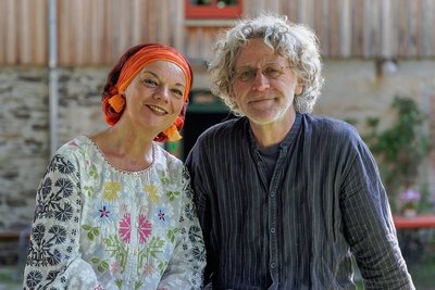 Die Sopranistin Annett Illig und ihr Mann Hendrik Frey verwandeln ihren Lebenswerkstatthof regelmäßig in einen Ort für Konzerte. Am 15. Juli gastiert dort das Musiktheater Rabenschnabl.