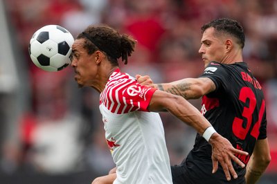Leverkusens Granit Xhaka (r) und Leipzigs Yussuf Poulsen kämpfen um den Ball.