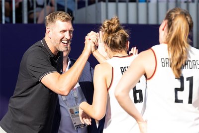 Basketball-Ikone Dirk Nowitzki war live bei den Finalspielen in Paris dabei. Hier klatscht er mit den deutschen Spielerinnen nach deren Finaleinzug ab.