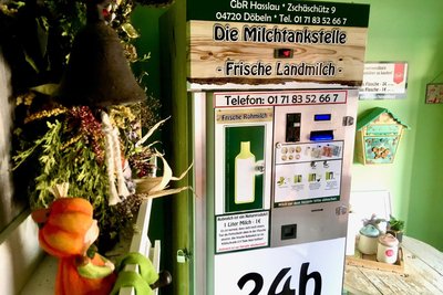 Eine Milchtankstelle gibt es in Haßlau bei Roßwein. Vor Verzehr bitte abkochen, steht auf einem Hinweisschild.