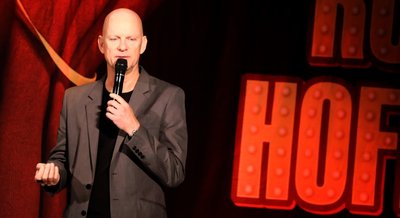 Der Comedian Rüdiger Hoffmann war am Samstag im Bürgergarten mit seinem Programm "Alles Mega" zu erleben. 180 Besucher waren zu seinem rund zweistündigen Soloauftritt gekommen - mehr durften coronabedingt auch nicht hinein. 