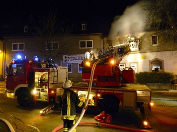 Eine 80-Jährige starb in der Nacht zum Samstag beim Brand ihrer Wohnung in Schneeberg.