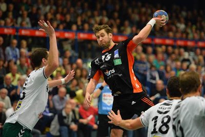 Alarm am Kreis. Onkel Arni Thor Sigtryggsson setzt zum Sprungwurf an. 