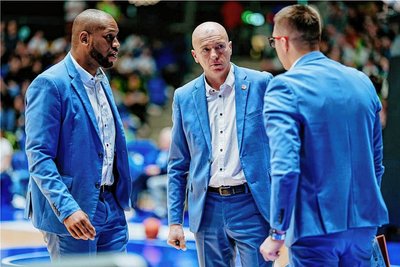 Haben derzeit richtig viel zu bereden: Das Trainerteam der Niners um Virgil Matthews, Chef Rodrigo Pastore und Gjorgji Kocov (von links).