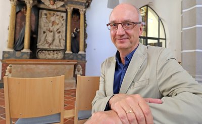Dompfarrer Urs Ebenauer vor dem Altar in der Annenkapelle des Freiberger Doms. 
