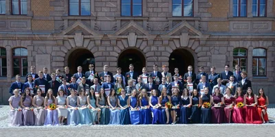 Nach den Farben der Kleidung geordnet, stellten sich die diesjährigen Abiturienten und Abiturientinnen zum Foto auf: Charlotte Luisa Baronius, Eric Benndorf, Lisa Berger, Vanessa Berger, Leon Berthold, Mara Blume, Lukas Boden, Phillip Böhme, Doreen Sophie Brandl, Marvin Brause, Tim Dauert, Milan Dippold, Vanessa Do, Tessa Eidam, Jasmin Erler, Paul Alexander Etzold, Daniel Fink, Jakob Geisler, Leon Geuthel, Ann-Kathrin Göpfert, Jolien Gotthardt, Charlotte Greger, Vito Fabrice Grimmer, Lea-Michelle Günther, Marie Gutknecht, Lucas Gwozdz, Karl Handke, Samuel Heibutzki, Michéle Heydrich, Anna Jocelyne Jarchow, Cian Kirsten, Kenny Jason Kleebauer, Saskia Kuhl, Robin Kunth, Christian Lukas Kurth, Konstantin Lange, Amy Last, Marie Lieske, Jennifer Lösch, Jonas Mertin, Lea Charlotte Micholka, Maximilian Mischke, Thi Thu Nguyen, Marlen Nöbel, Theodor Petrus, Nico Petzold, Moritz Pilz, Shenja Pufahl, Max Cornel Schille, Paul Schindler, Greta Schuller, Julius Cornell Seifert, Felix Sela, Zoe Sonnenschmidt, Niclas Strube, Marie Kristin Thate, Willy Trost, Lucas Uhlemann, Johanna Vitzthum, Tim Voigtland, Alexander Weiße und Philipp Werrmann.