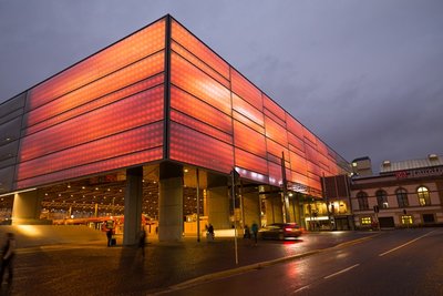 Hinter der Kunststofffassade der Bahnsteighalle sind 3800 LED-Leuchten installiert, die einzeln vom Computer angesteuert werden. So ist die Darstellung komplexer Motive oder sogar von Videofilmen möglich.