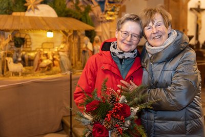 Strahlen bei ihrem Wiedersehen um die Wette: Türmerin Marit Melzer (links) und Karin Rietschel aus Chemnitz. Die Annabergerin hat ihr im Sommer des zu Ende gegangenen Jahres das Leben gerettet.