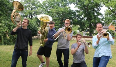 Als Musiker haben sie sich schon einen Namen gemacht, als Blasmusik-Ensemble sind sie noch ohne einen: Jonas Winkel aus Bad Elster, Emil Feustel aus Kürbitz, Jonathan Böhm aus Gefell, Jakob Zaumseil aus Zobes und Steffen Luderer aus Mehltheuer (von links). 