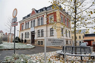 Das Schulhaus am Pestalozziplatz soll für 833.000 Euro verkauft werden. 