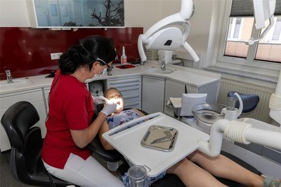 Kieferorthopädische Behandlung sowie Zahnersatz bleiben auch künftig budgetfrei. Gespart wird aber bei Paradontitis-Behandlung.