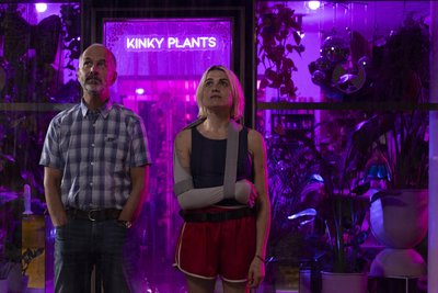 Szene mit Mala Emde und Christoph Maria Herbst in dem Kinofilm „Sommer auf Asphalt“. Während Les überhaupt nicht weiß, wie es nach einer ungewollten Schwangerschaft in ihrem Leben weitergehen soll, sitzt eines Abends plötzlich ihr Vater Kurt vor der Tür.